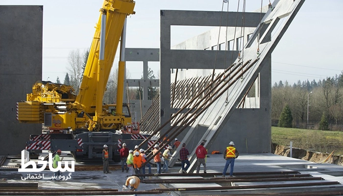 تعدادی مهندس و کارگر مشغول ساخت یک بنا توسط تکنولوژی نوین