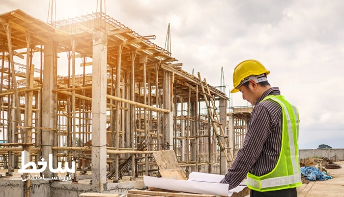یک مهندس ساختمان در حال کنترل کیفیت و ایمنی در اجرای پروژه‌ ساختمانی
