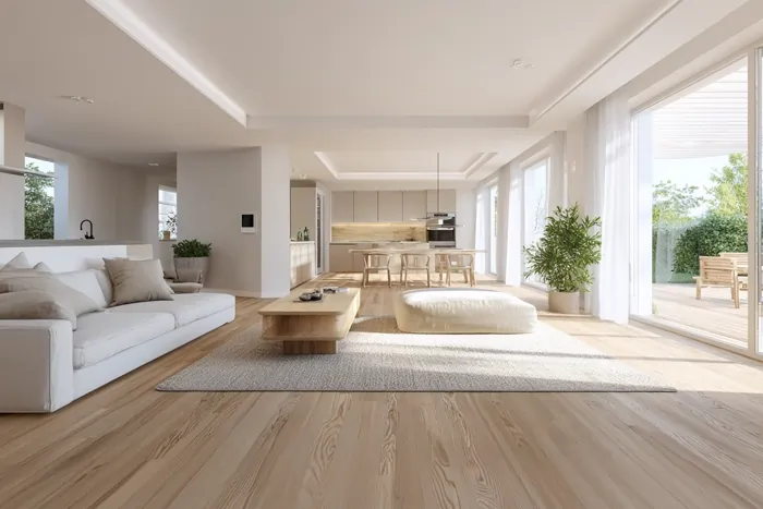 طراحی داخلی ویلایی روشن و مدرن با کفپوش چوبی، مبلمان روشن، نور طبیعی فراوان و چشم‌انداز فضای سبز بیرونی.